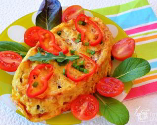 Куриная печень с помидорами в омлете