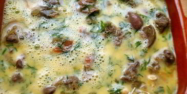 куриная печень с помидорами в омлете