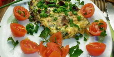 куриная печень с помидорами в омлете