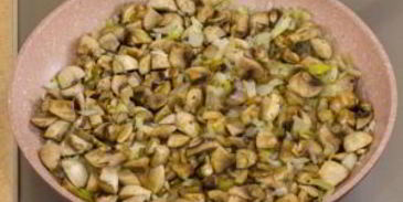 куриная печень, жаренная с грибами и гречкой