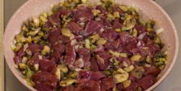 куриная печень, жаренная с грибами и гречкой