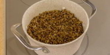 куриная печень, жаренная с грибами и гречкой