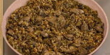 куриная печень, жаренная с грибами и гречкой