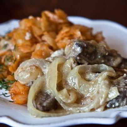 Печень с луком и сметаной