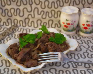 Печень с луком тушеная