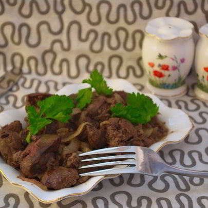 Печень с луком тушеная