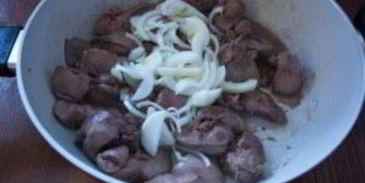 печень с луком тушеная