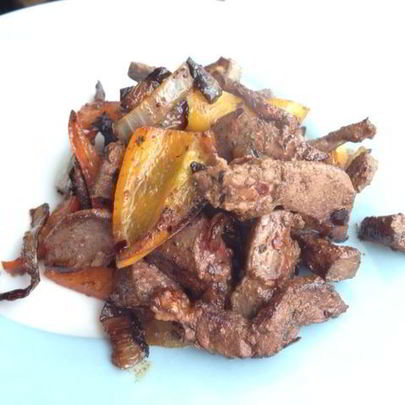 Печень со сладким перцем и беконом