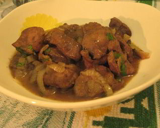 Печень теленка с луком в кисло-сладком соусе