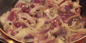 печень теленка с луком в кисло-сладком соусе