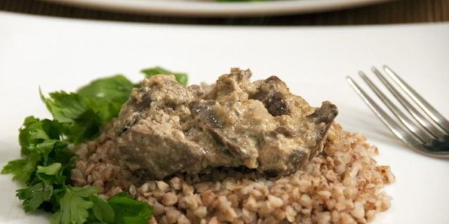 Рецепт печени, тушеной в сметане с луком