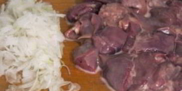 печень, тушеная в сметане с луком