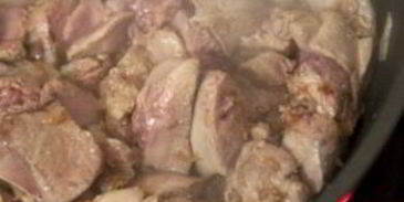 печень, тушеная в сметане с луком