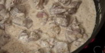 печень, тушеная в сметане с луком