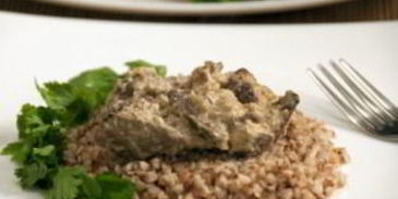 печень, тушеная в сметане с луком