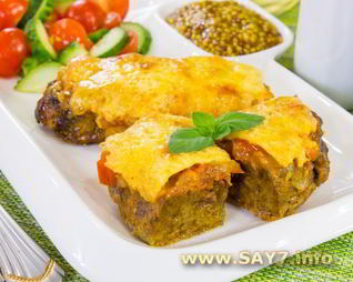 Печень, запеченная с помидорами и луком под сыром