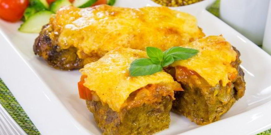 Рецепт печени, запеченной с помидорами и луком под сыром