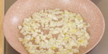 печень, запеченная с помидорами и луком под сыром