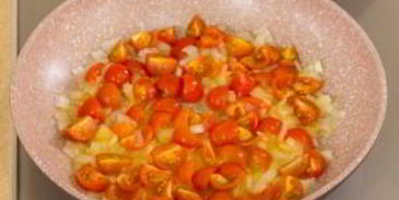 печень, запеченная с помидорами и луком под сыром