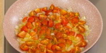 печень, запеченная с помидорами и луком под сыром