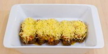 печень, запеченная с помидорами и луком под сыром