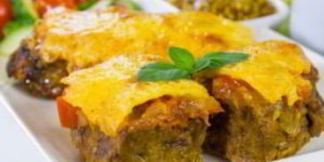 печень, запеченная с помидорами и луком под сыром