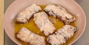 печень, запеченная с помидорами и луком под сыром