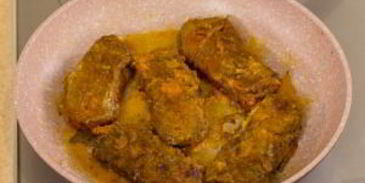 печень, запеченная с помидорами и луком под сыром