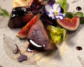 Телячья печень на пюре из яблок с ягодным соусом