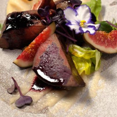 Телячья печень на пюре из яблок с ягодным соусом