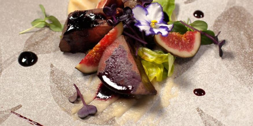 Рецепт телячьей печени на пюре из яблок с ягодным соусом