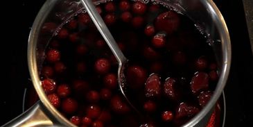 телячья печень на пюре из яблок с ягодным соусом