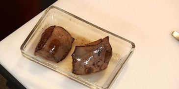 телячья печень на пюре из яблок с ягодным соусом