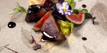 телячья печень на пюре из яблок с ягодным соусом