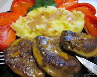 Телячья печенка, тушеная в сметане