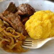 Рецепт Жареной печени с карамелизированным луком и полентой