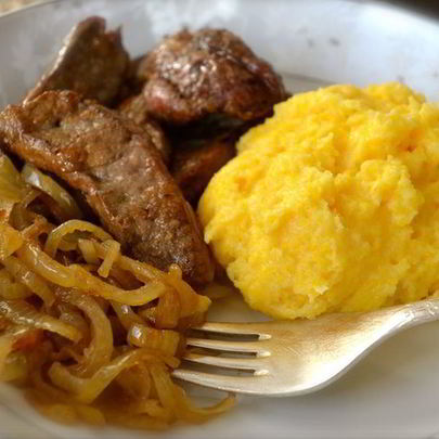 Жареная печень с карамелизированным луком и полентой