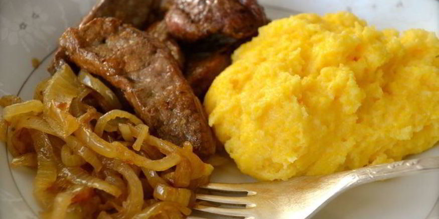 Рецепт жареной печени с карамелизированным луком и полентой