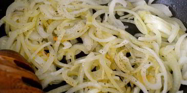 жареная печень с карамелизированным луком и полентой