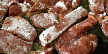 жареная печень с карамелизированным луком и полентой