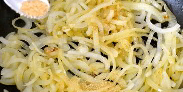 жареная печень с карамелизированным луком и полентой