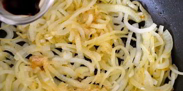 жареная печень с карамелизированным луком и полентой