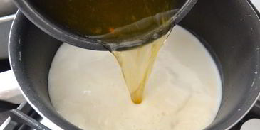 жареная печень с карамелизированным луком и полентой