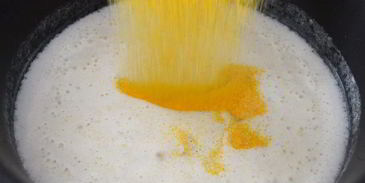 жареная печень с карамелизированным луком и полентой