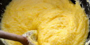 жареная печень с карамелизированным луком и полентой