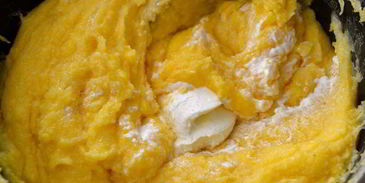 жареная печень с карамелизированным луком и полентой