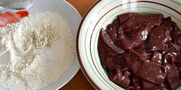 жареная печень с карамелизированным луком и полентой