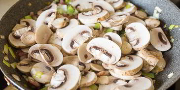 жареная утиная печень с грибами