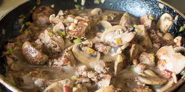 жареная утиная печень с грибами