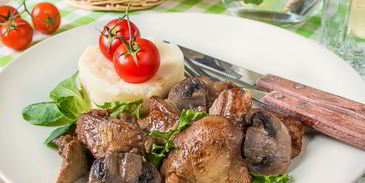 жареная утиная печень с грибами